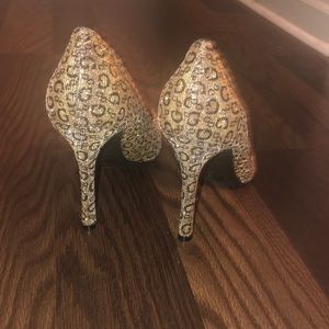Guess gold and black monogram pumps